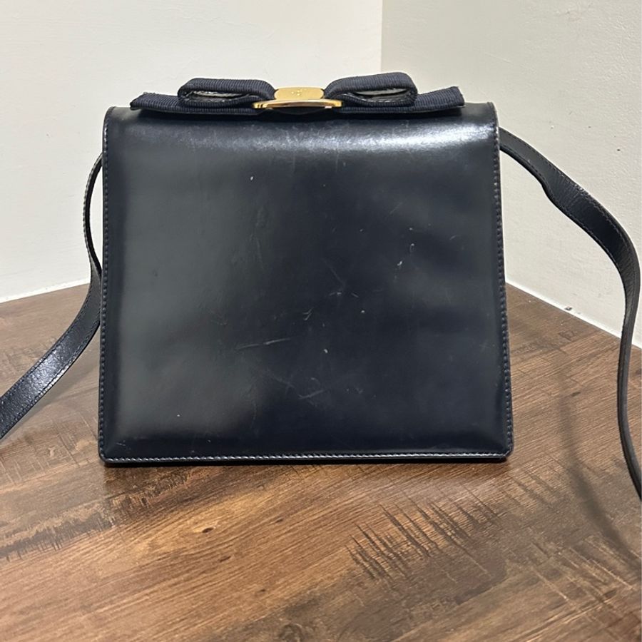 Ferragamo 皮革側背包(折扣中)-1