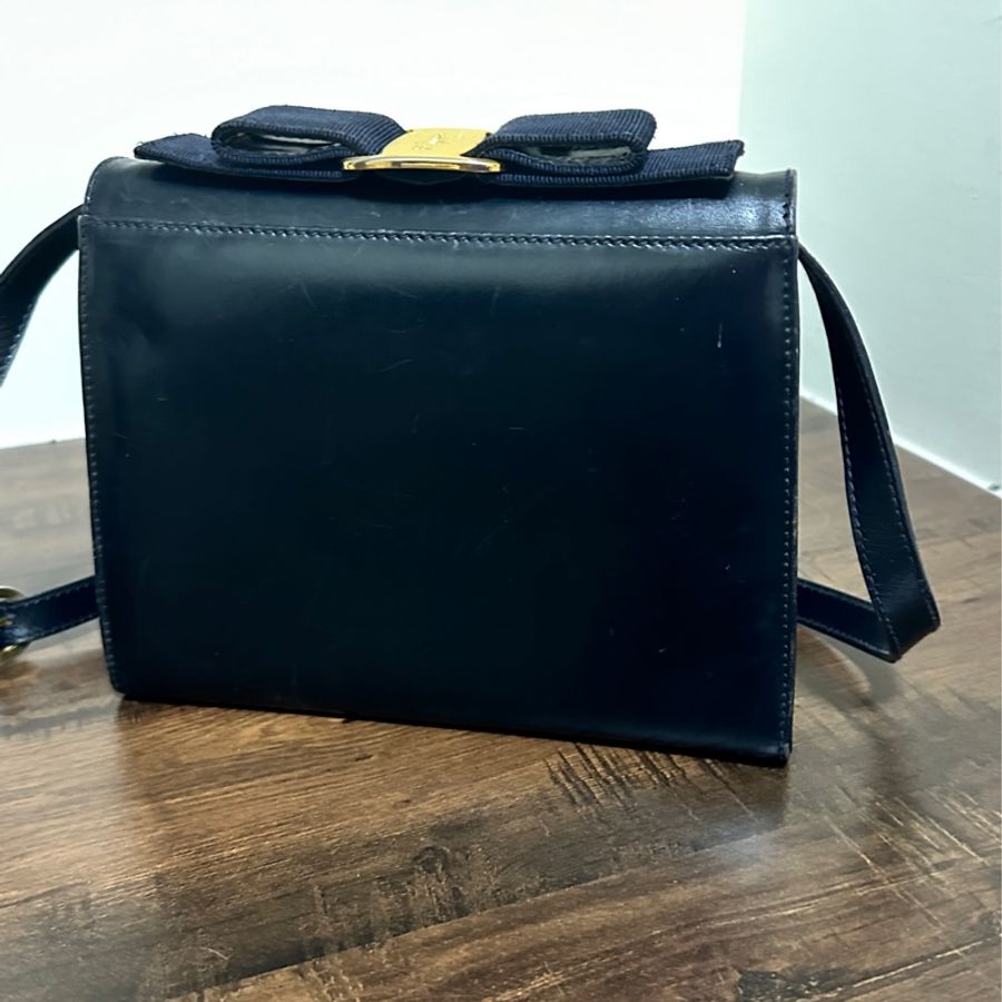 Ferragamo 皮革側背包(折扣中)-2