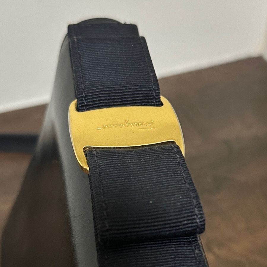 Ferragamo 皮革側背包(折扣中)-23