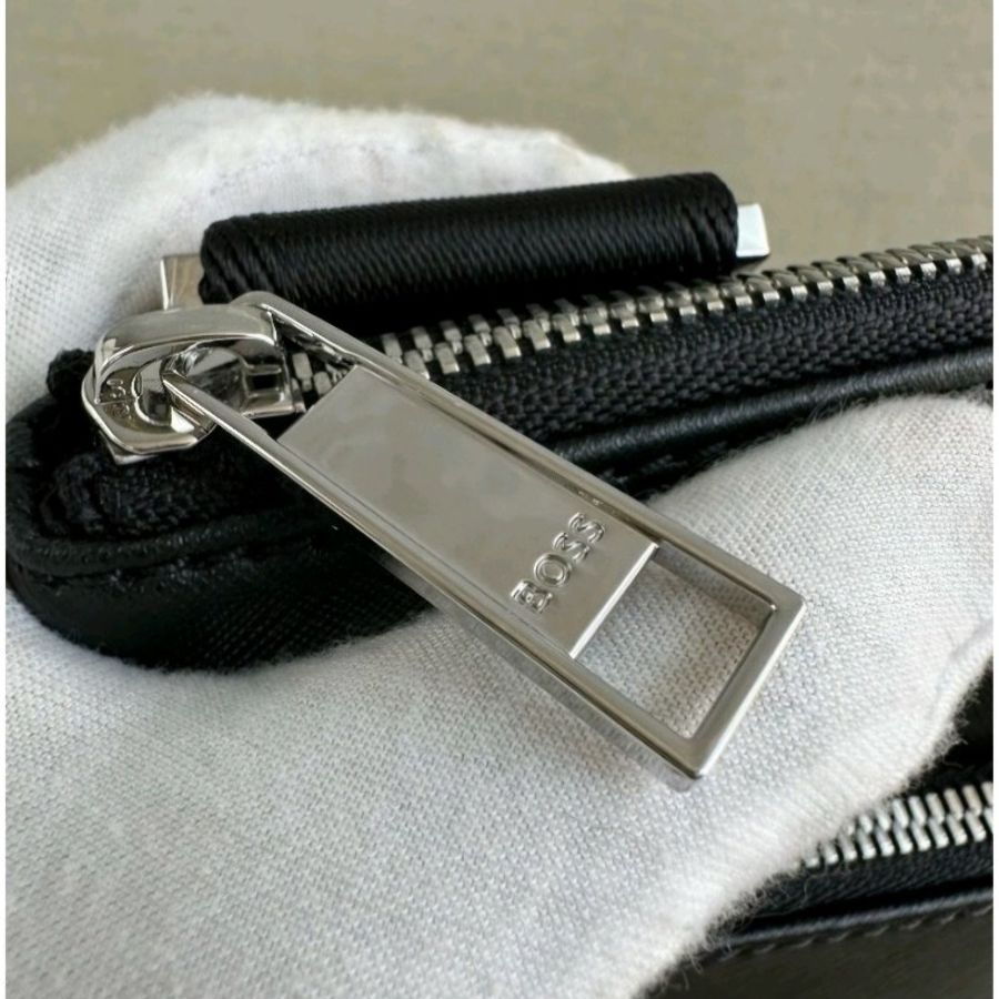 ☆☆全新品☆☆Hugo Boss 十字紋單肩包/斜背包-21