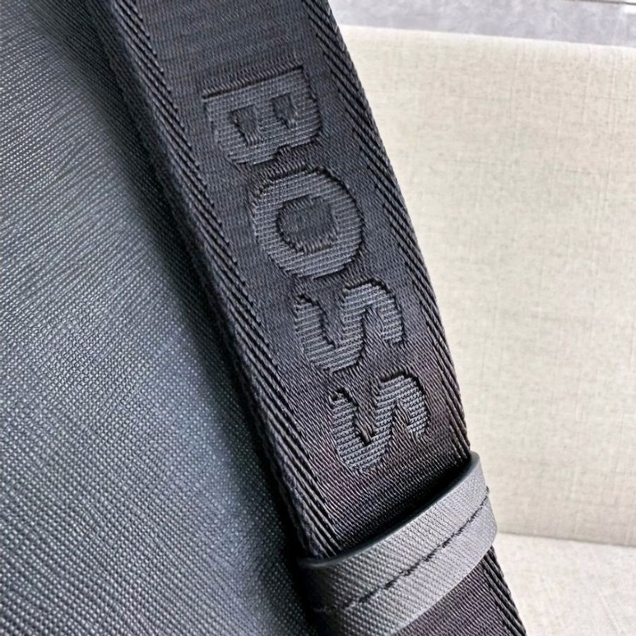 ☆☆全新品☆☆Hugo Boss 十字紋單肩包/斜背包-23