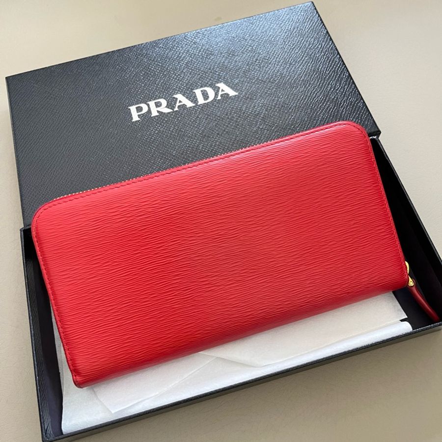 Prada Saffiano 金字浮雕拉鍊長夾-1