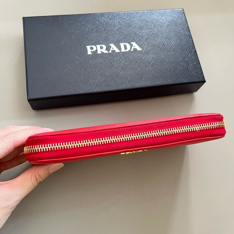 Prada Saffiano 金字浮雕拉鍊長夾-15