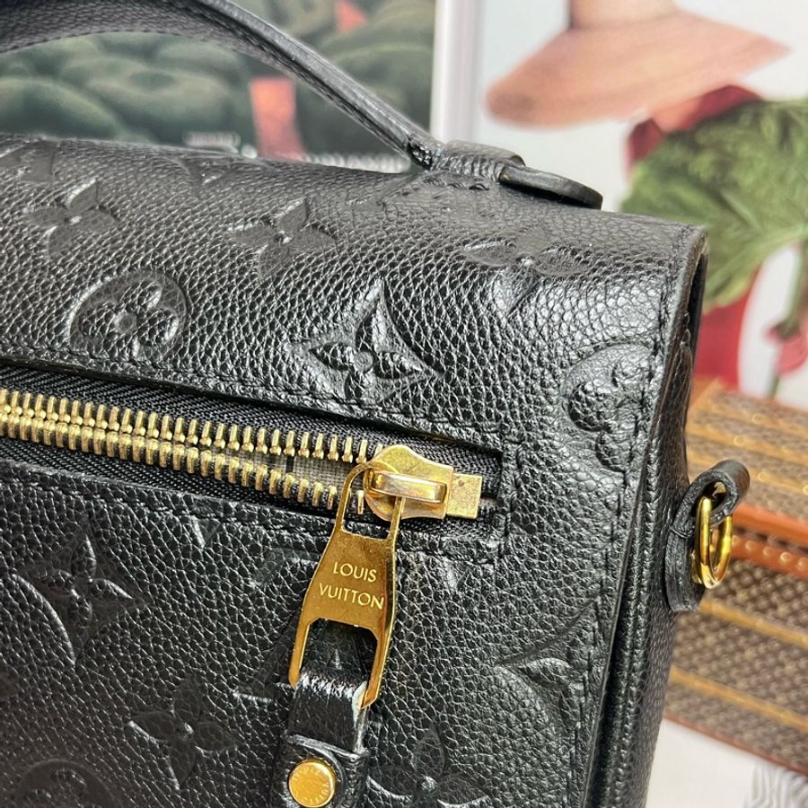 LV POCHETTE METIS黑壓紋郵差包-18