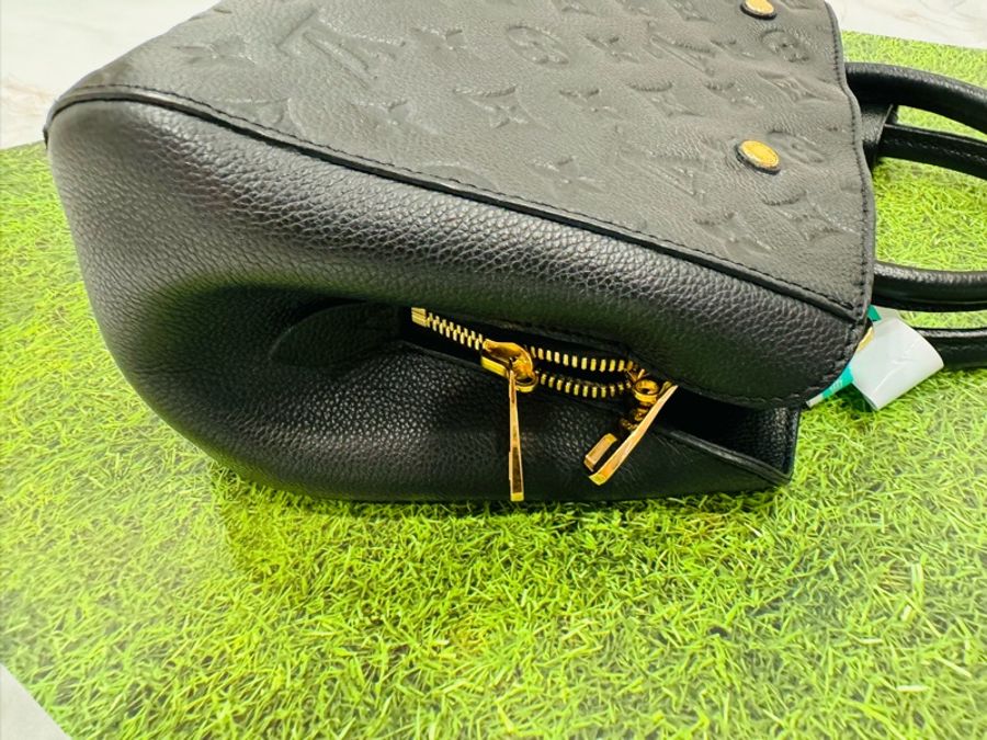LV Louis Vuitton 經典黑色蒙田包 壓紋全皮革Montaigne BB肩背包手提包-10