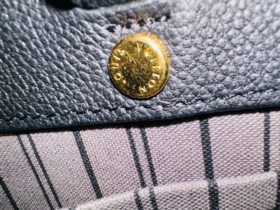 LV Louis Vuitton 經典黑色蒙田包 壓紋全皮革Montaigne BB肩背包手提包-18