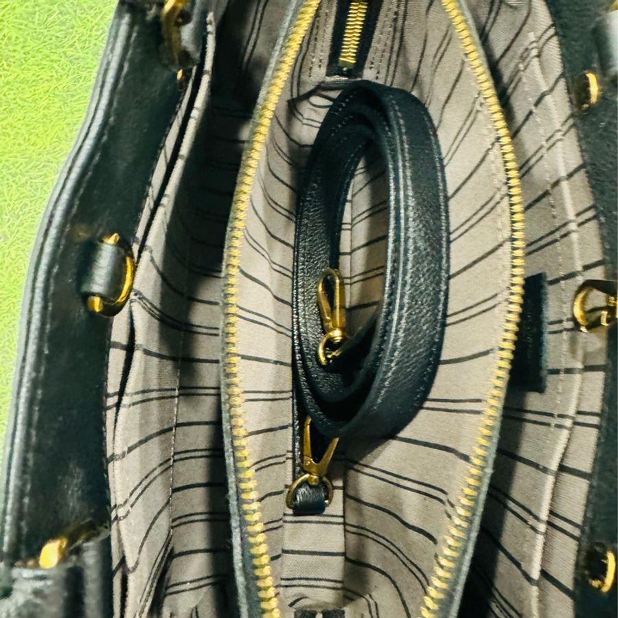 LV Louis Vuitton 經典黑色蒙田包 壓紋全皮革Montaigne BB肩背包手提包-22