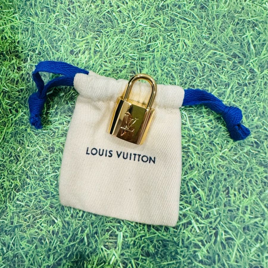 LV Louis Vuitton 經典黑色蒙田包 壓紋全皮革Montaigne BB肩背包手提包-32