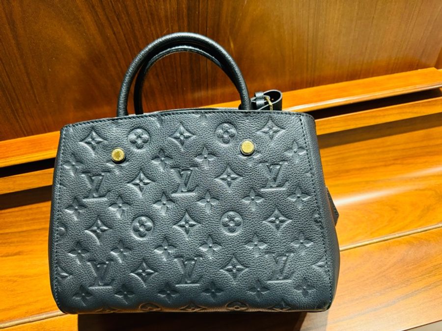LV Louis Vuitton 經典黑色蒙田包 壓紋全皮革Montaigne BB肩背包手提包-4
