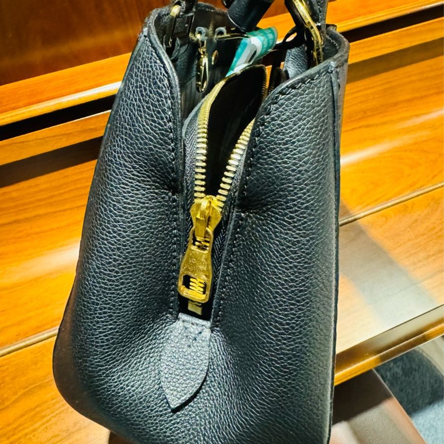 LV Louis Vuitton 經典黑色蒙田包 壓紋全皮革Montaigne BB肩背包手提包-5