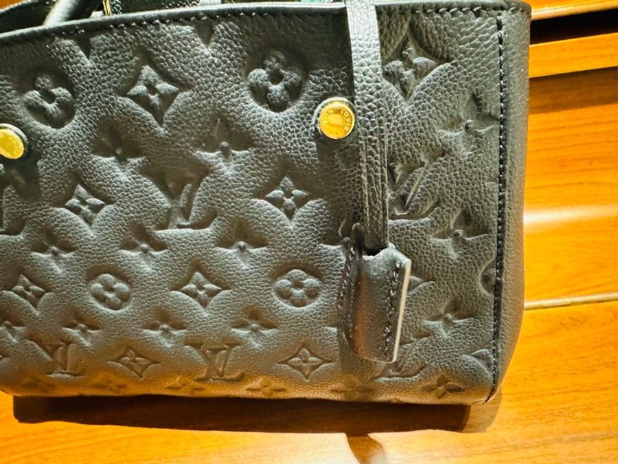 LV Louis Vuitton 經典黑色蒙田包 壓紋全皮革Montaigne BB肩背包手提包-6