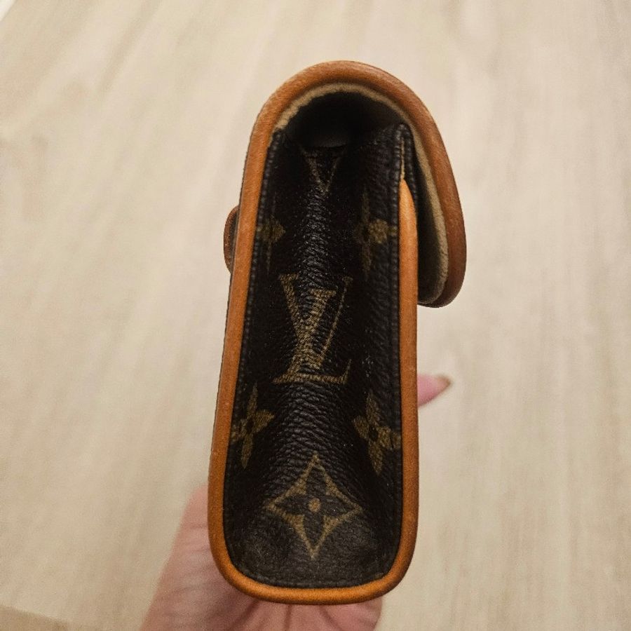 🎀👜曼蒂二手精品 👜🎀 LV老花櫃姐包 斜信封腰包 尺寸XS 腰包 絕版包 協背包-1