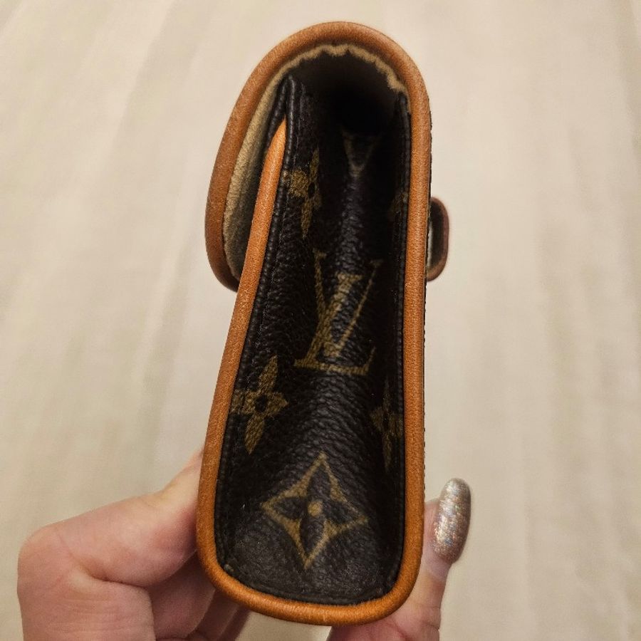 🎀👜曼蒂二手精品 👜🎀 LV老花櫃姐包 斜信封腰包 尺寸XS 腰包 絕版包 協背包-2