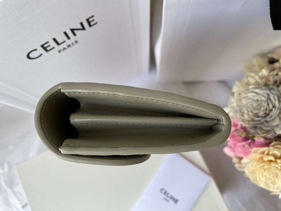 CELINE Triomphe 亮澤牛皮淺灰綠色金釦長夾-2