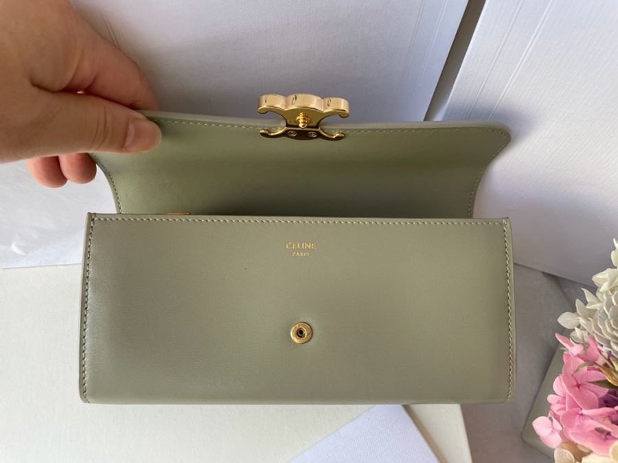 CELINE Triomphe 亮澤牛皮淺灰綠色金釦長夾-6