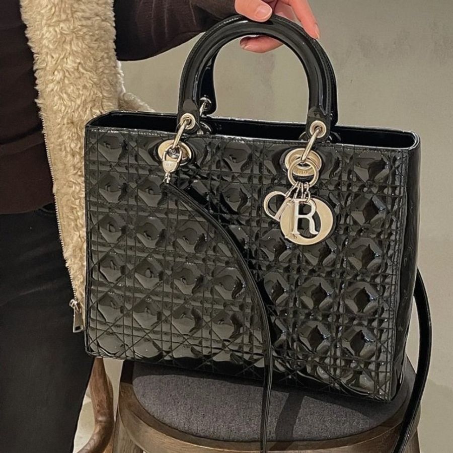 Dior Lady Dior M0566 大款小牛皮漆皮黛妃包 黑色《當季專櫃正售★全新商品 》-9
