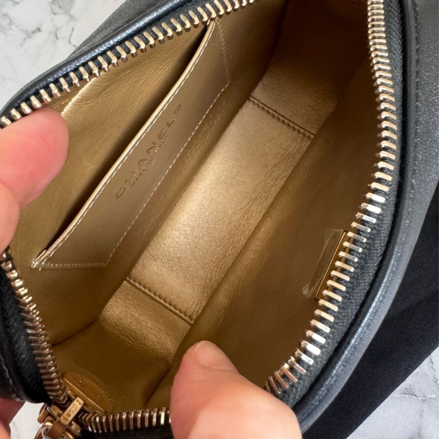 Chanel 黑色核桃金球相機包-6