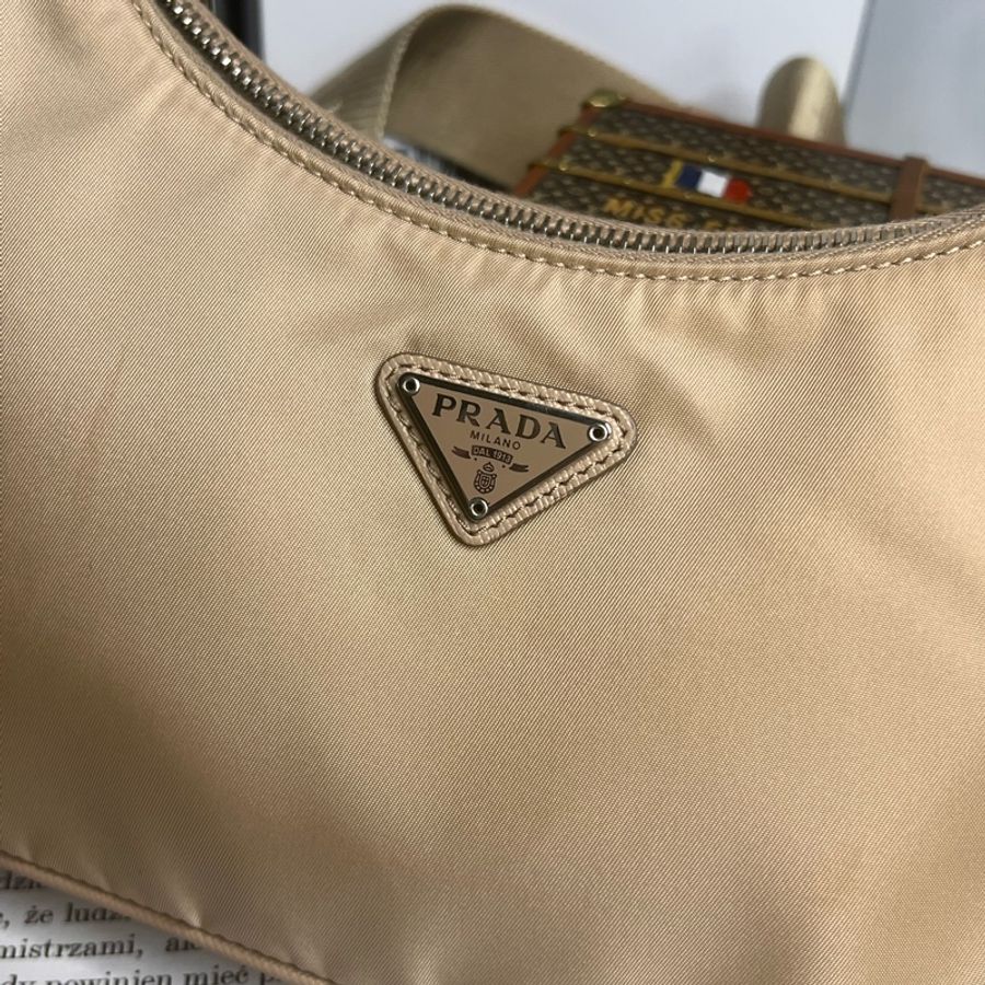 Prada 三合一 Prada Re-Edition 2005再生尼龍手袋斜背包 奶茶色-9