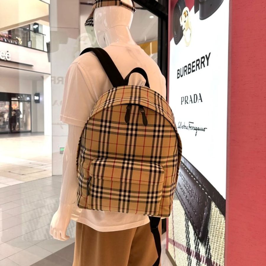 🛫早秋當季新品🛬Burberry 80841131 尼龍與頂級小牛皮格紋雙肩包 典藏米色-1
