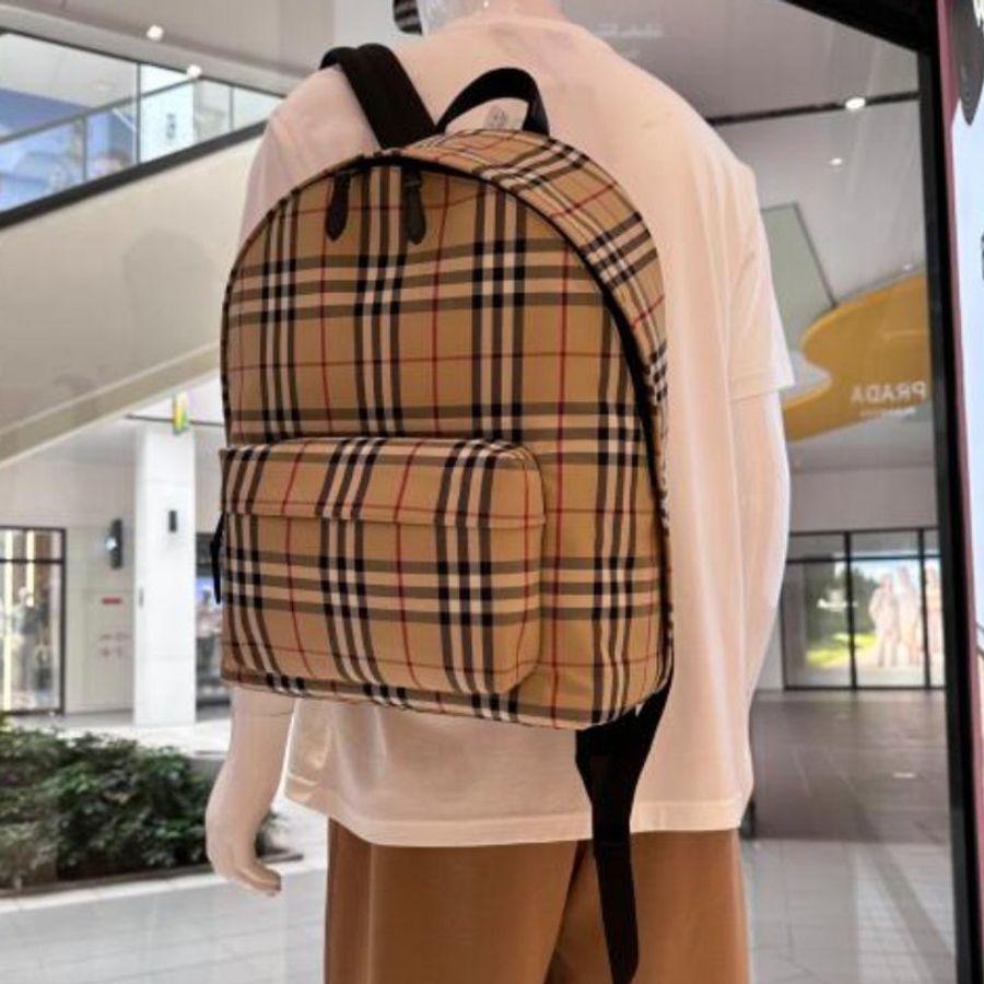 🛫早秋當季新品🛬Burberry 80841131 尼龍與頂級小牛皮格紋雙肩包 典藏米色-2