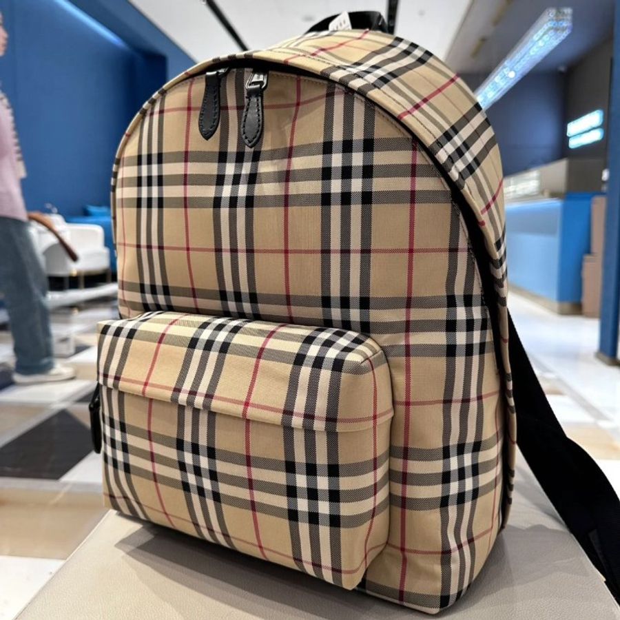 🛫早秋當季新品🛬Burberry 80841131 尼龍與頂級小牛皮格紋雙肩包 典藏米色-3