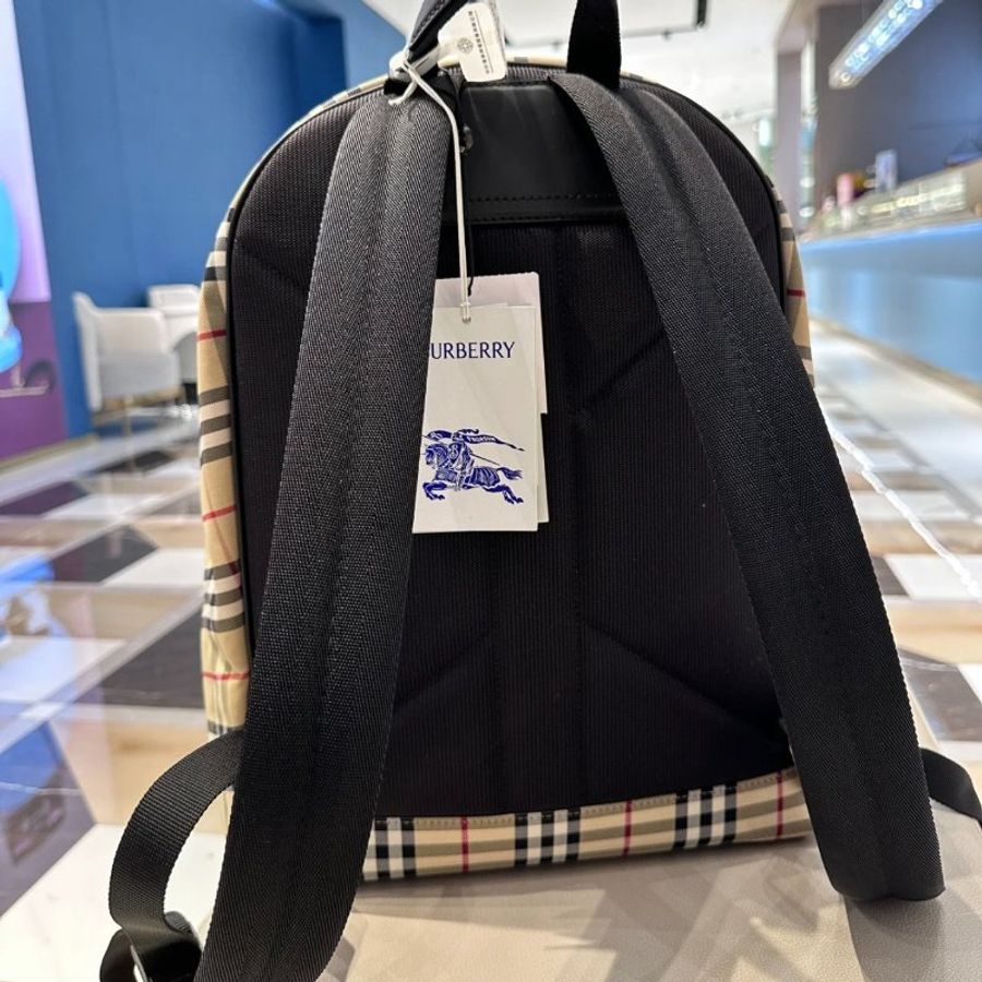 🛫早秋當季新品🛬Burberry 80841131 尼龍與頂級小牛皮格紋雙肩包 典藏米色-4