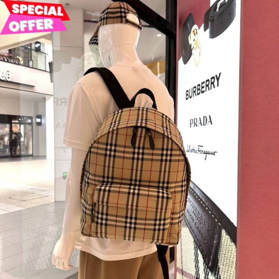 🛫早秋當季新品🛬Burberry 80841131 尼龍與頂級小牛皮格紋雙肩包 典藏米色-0