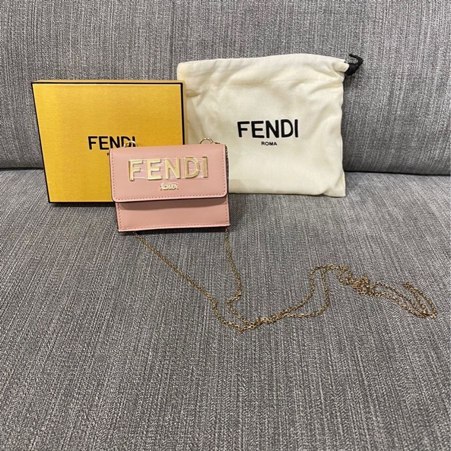 FENDI 三層小皮夾+細鏈側背包 粉紅氣質款-1