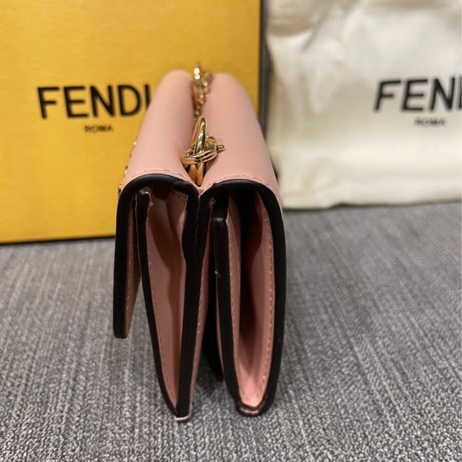 FENDI 三層小皮夾+細鏈側背包 粉紅氣質款-4