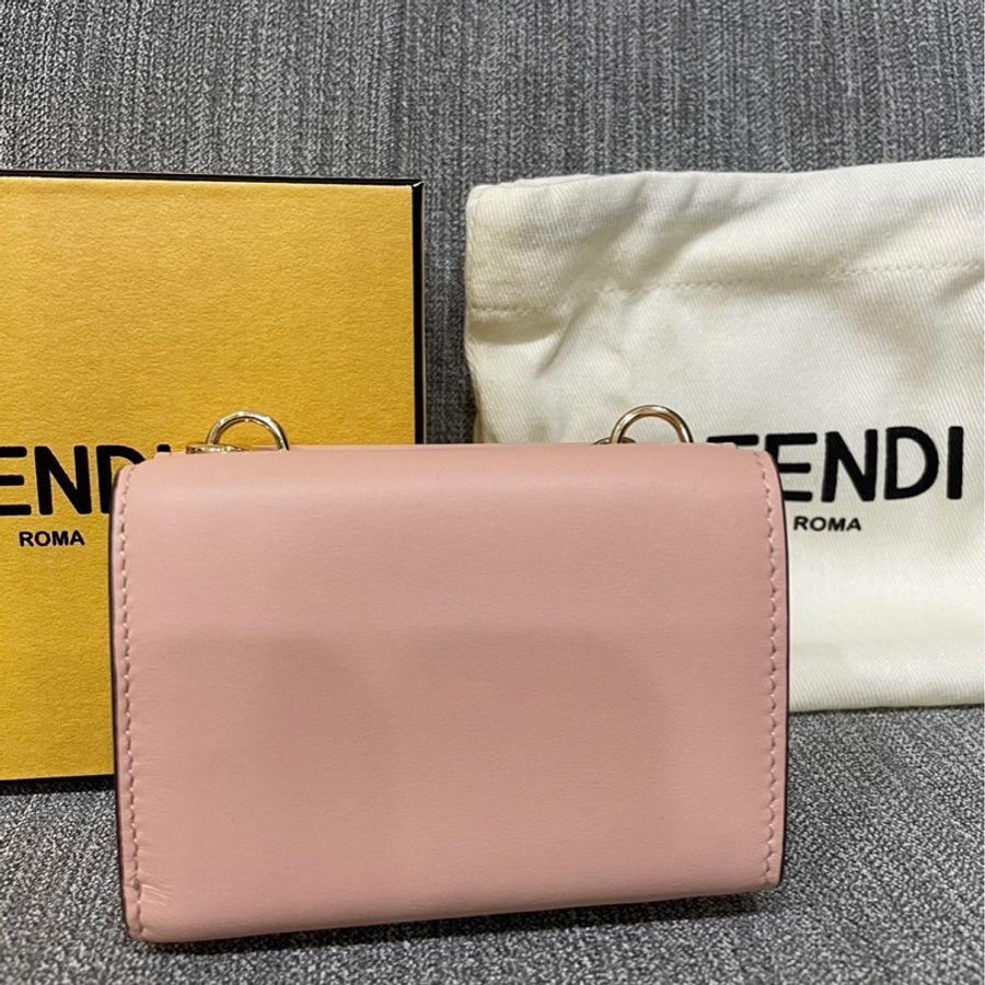 FENDI 三層小皮夾+細鏈側背包 粉紅氣質款-6