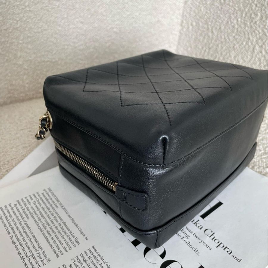 Chanel 19 soft 黑金浮雕小麵包盒 牛皮-9