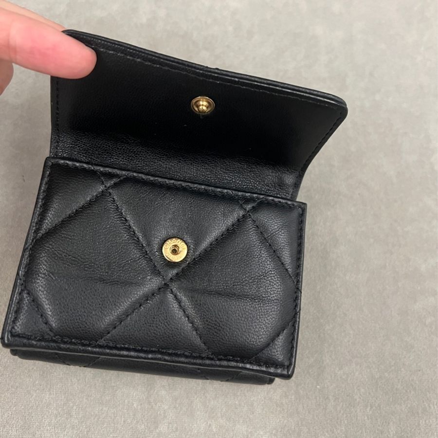 Chanel 19 mini 黑金三折短夾-18