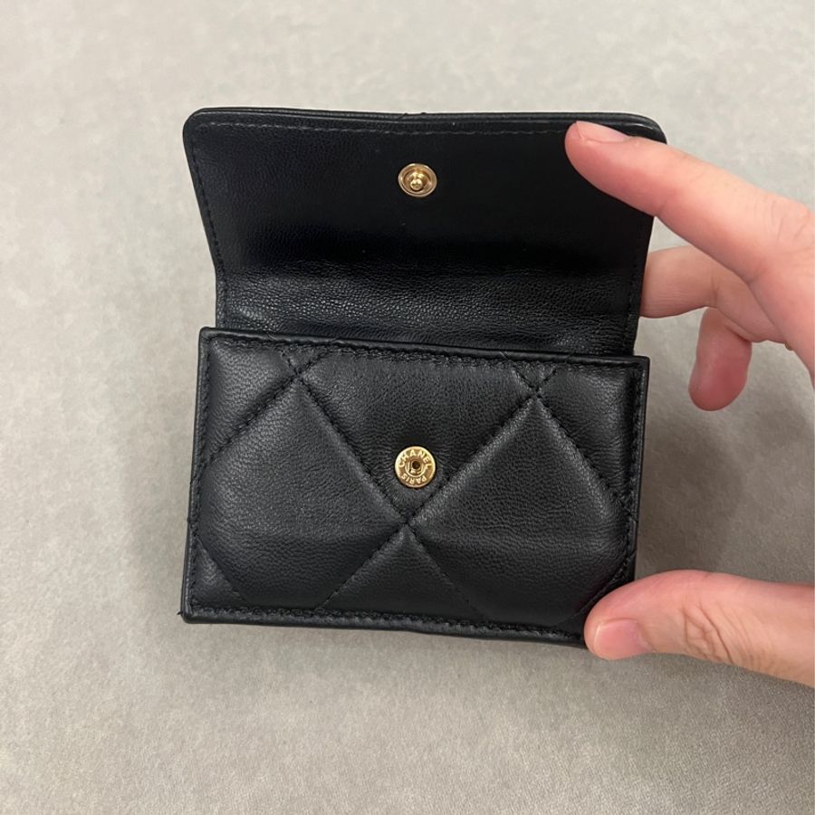 Chanel 19 mini 黑金三折短夾-20
