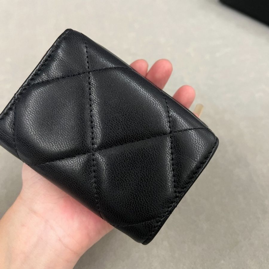 Chanel 19 mini 黑金三折短夾-35