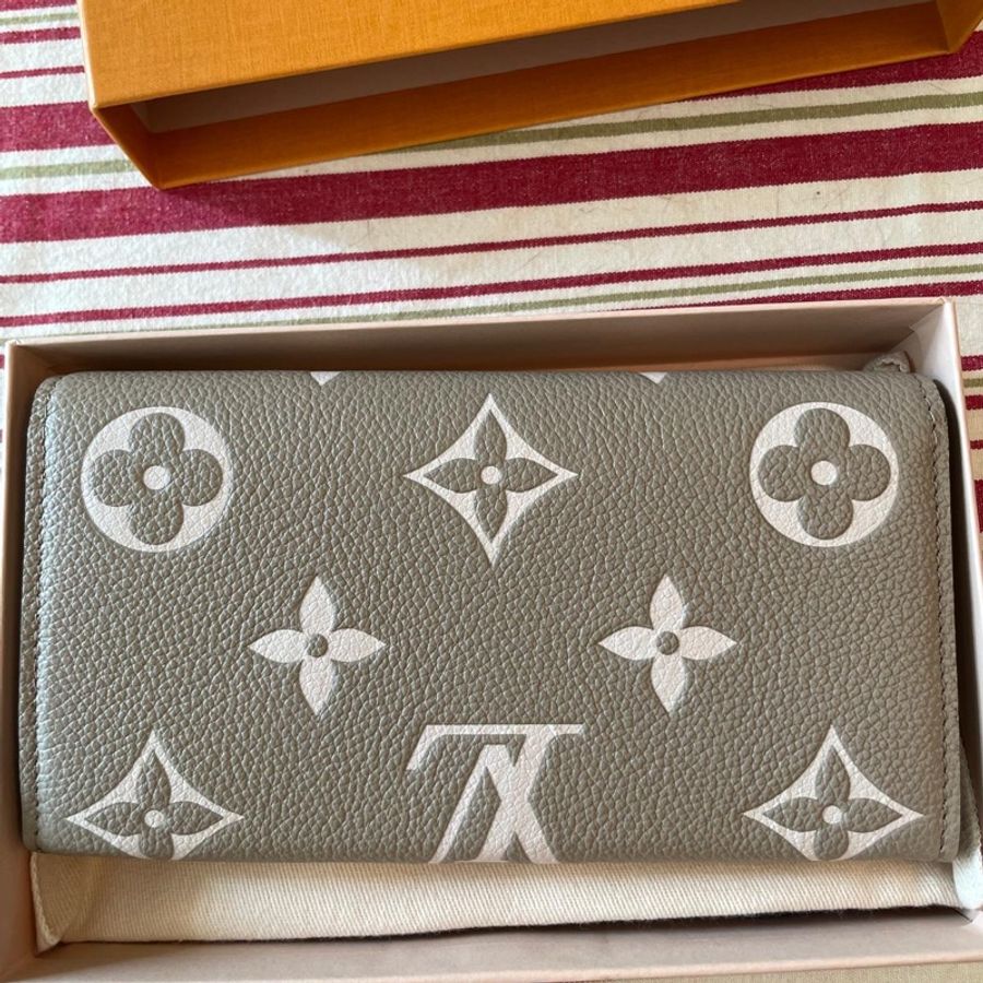 路易·威登(Louis Vuitton)雙色巡迴演唱會灰色/奶油字母圖皮革Sarah Wallet-6