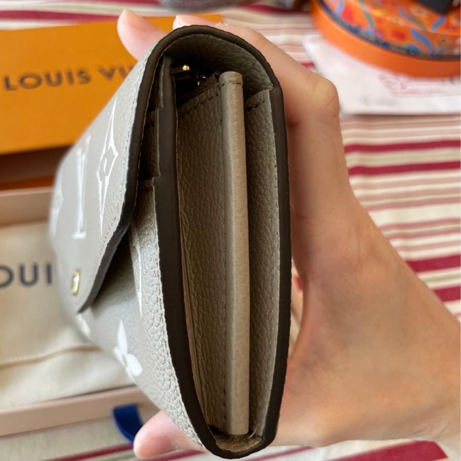 路易·威登(Louis Vuitton)雙色巡迴演唱會灰色/奶油字母圖皮革Sarah Wallet-7