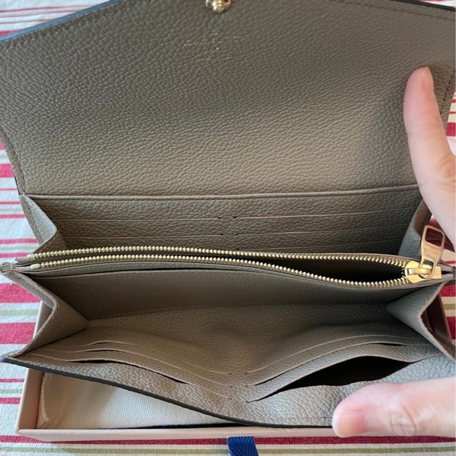路易·威登(Louis Vuitton)雙色巡迴演唱會灰色/奶油字母圖皮革Sarah Wallet-11