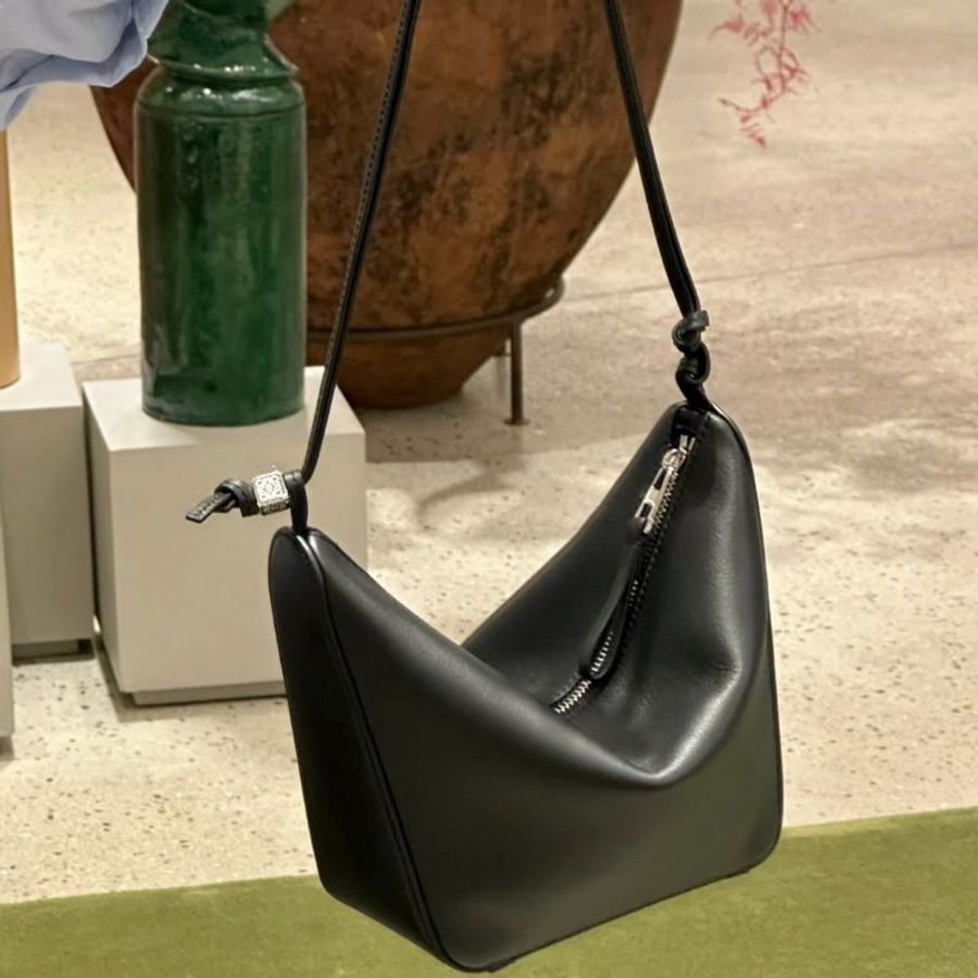 🎁母親節特價🎁Loewe 經典小牛皮 迷你 Hammock Hobo 包 黑色《當季專櫃正售★全新商品 》-2