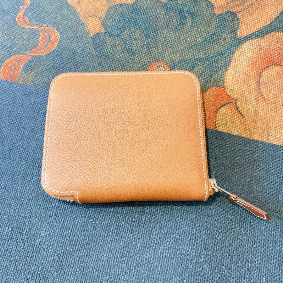 【99新】HERMES 經典silk in系列 棕色 EPSOM 小牛皮拉鍊絲巾短夾零錢包-0