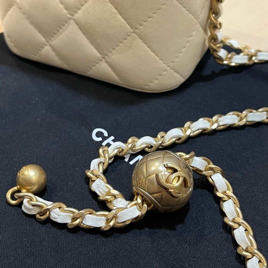 Chanel 22B 白色金球小盒子-1