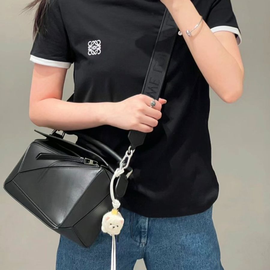 Loewe 緞面小牛皮小款 Puzzle包 黑色 寬版緹花肩帶《2024季度★全新商品 》-2