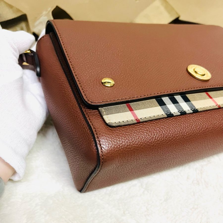 Burberry NOTE系列#經典格紋拼接牛皮斜背包(中/棕×米格紋)-14