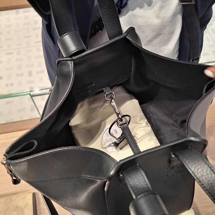 🎁母親節特價🎁Loewe Hammock 38730S35 經典小牛皮小型吊床包 黑色《當季專櫃正售★全新商品 》-4