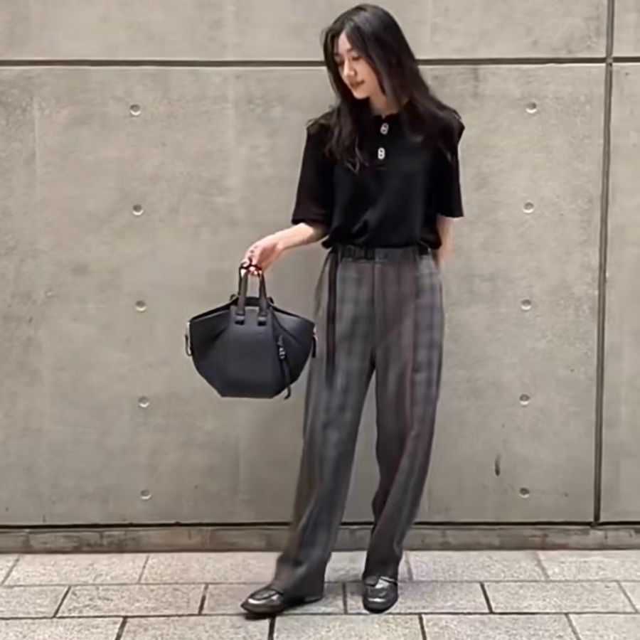 🎁母親節特價🎁Loewe Hammock 38730S35 經典小牛皮小型吊床包 黑色《當季專櫃正售★全新商品 》-7