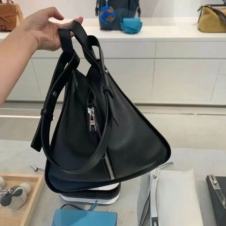 🎁母親節特價🎁Loewe Hammock 38730S35 經典小牛皮小型吊床包 黑色《當季專櫃正售★全新商品 》-3