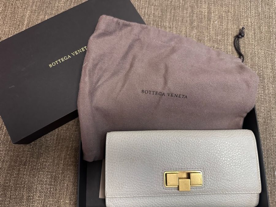 BV BOTTEGA VENETA 白色金屬釦設計長夾-0