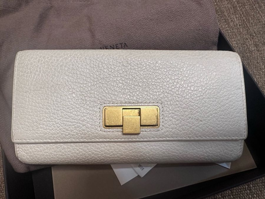 BV BOTTEGA VENETA 白色金屬釦設計長夾-1