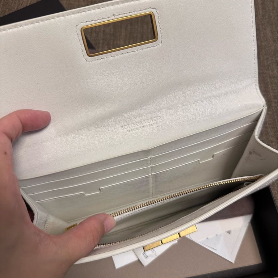 BV BOTTEGA VENETA 白色金屬釦設計長夾-12