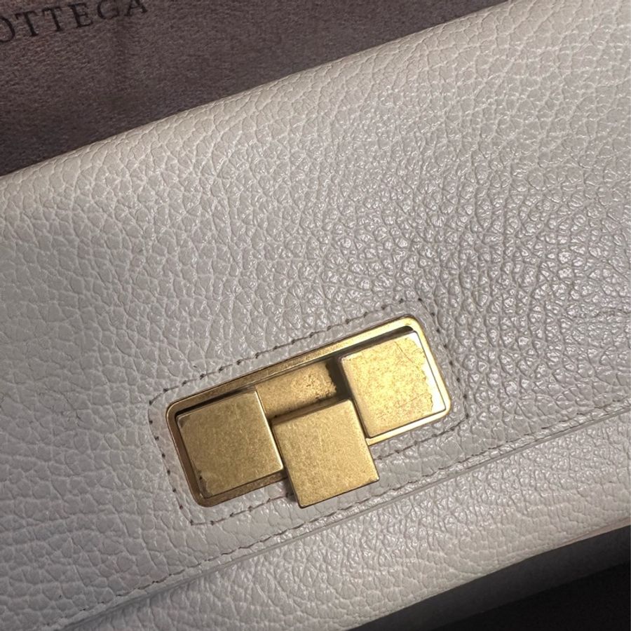 BV BOTTEGA VENETA 白色金屬釦設計長夾-13