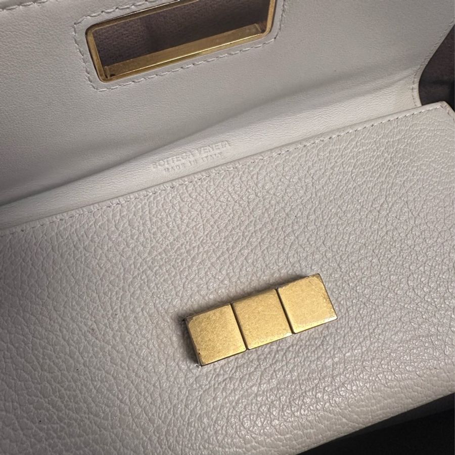 BV BOTTEGA VENETA 白色金屬釦設計長夾-14